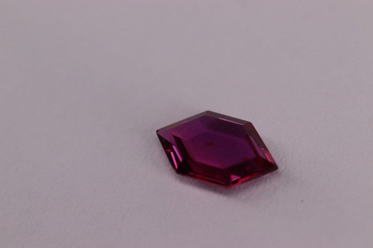 Rubis du Mozambique - Pierre rouge violacé non chauffée 58 Facettes GEM-04