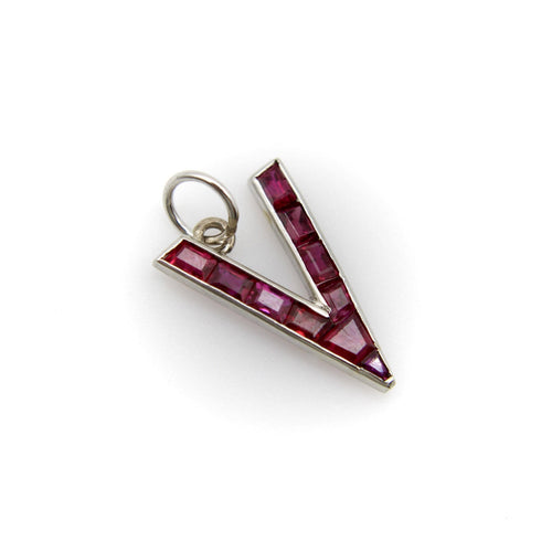 Pendentif Rétro - Pendentif V for Victory en platine et rubis 58 Facettes 11147