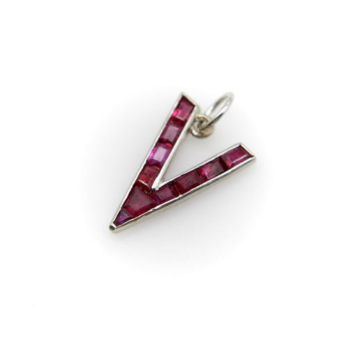 Pendentif Rétro - Pendentif V for Victory en platine et rubis 58 Facettes 11147