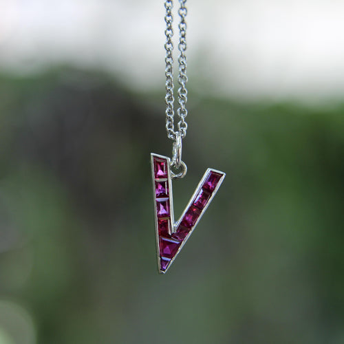 Pendentif Rétro - Pendentif V for Victory en platine et rubis 58 Facettes 11147