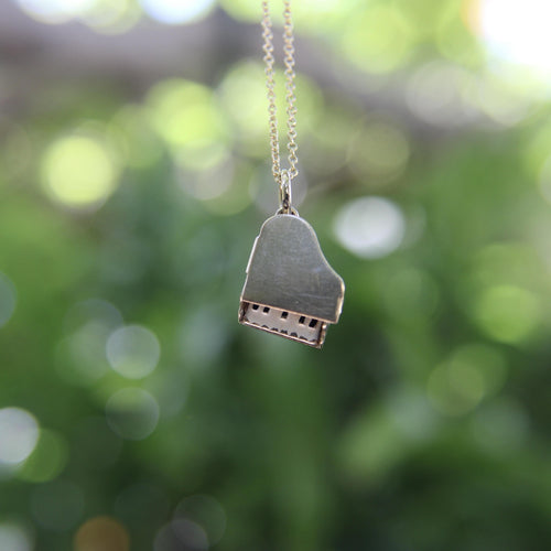 Pendentif Pendentif charm piano à queue en or 14K émaillé 58 Facettes 11150