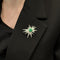 Broche Étoile - Broche en or blanc, platine, émeraudes et diamants 58 Facettes 35766