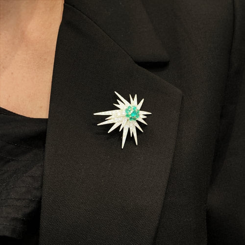 Broche Étoile - Broche en or blanc, platine, émeraudes et diamants 58 Facettes 35766