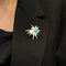 Broche Étoile - Broche en or blanc, platine, émeraudes et diamants 58 Facettes 35766