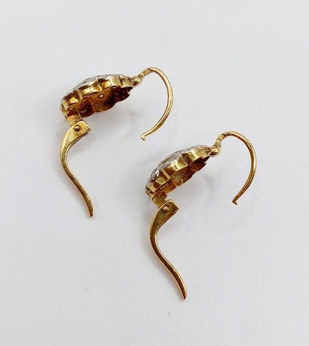 Boucles d'oreilles Dormeuses marguerite - Boucles d'oreilles en or 18K et diamants 58 Facettes A07497