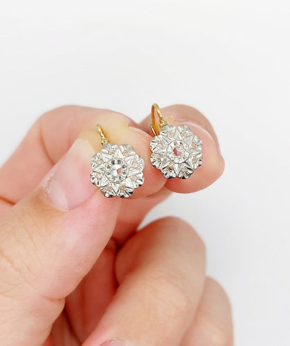 Boucles d'oreilles Dormeuses marguerite - Boucles d'oreilles en or 18K et diamants 58 Facettes A07497