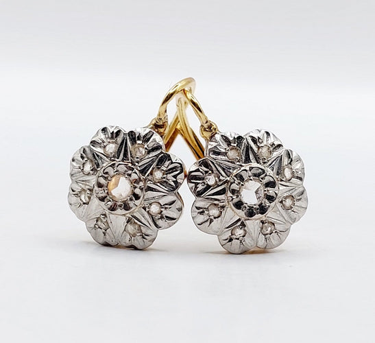 Boucles d'oreilles Dormeuses marguerite - Boucles d'oreilles en or 18K et diamants 58 Facettes A07497