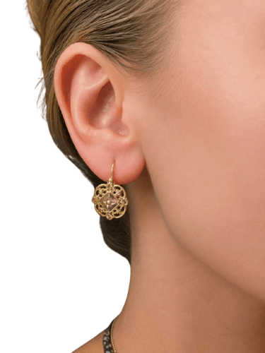 Boucles d’oreilles dormeuses anciennes en or jaune 18 ct et demi-perles