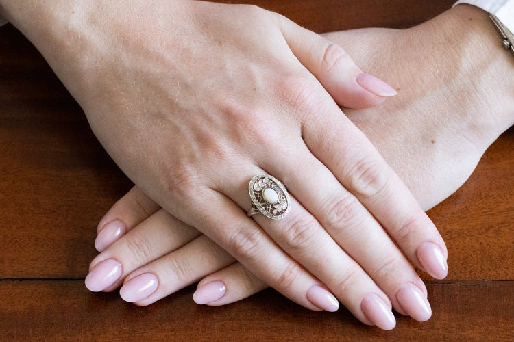 Bague 52 Bague en or blanc avec opale et diamants taille rose 58 Facettes 12399