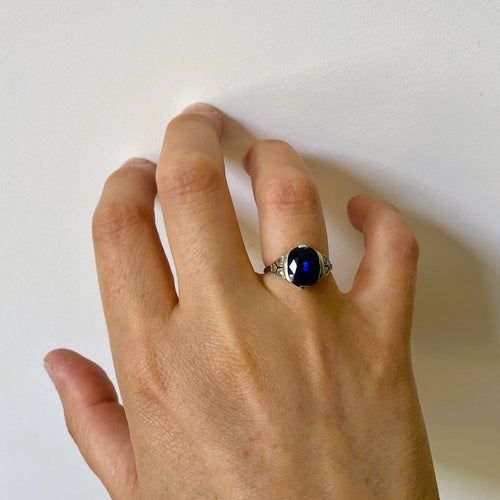 Art Déco Bague saphir synthétique et diamants en rose_portée.jpeg