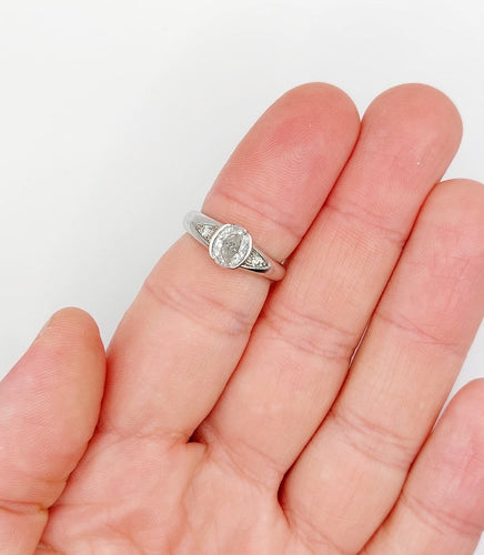 Bague 52 Bague jonc vintage en or blanc et diamant ovale 58 Facettes A07408