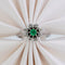 Bague 53 Bague marguerite en or blanc, émeraude et diamants 58 Facettes R007