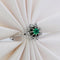 Bague 53 Bague marguerite en or blanc, émeraude et diamants 58 Facettes R007