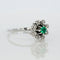 Bague 53 Bague marguerite en or blanc, émeraude et diamants 58 Facettes R007