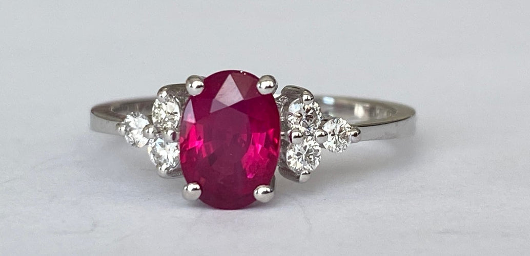 Bague 53 Bague de fiançailles en or blanc 18 ct, rubis et diamants 58 Facettes ring