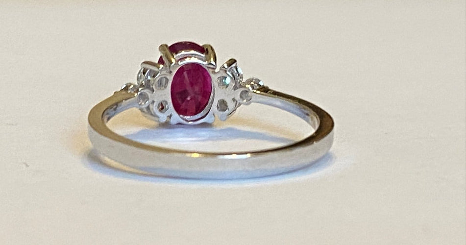 Bague 53 Bague de fiançailles en or blanc 18 ct, rubis et diamants 58 Facettes ring