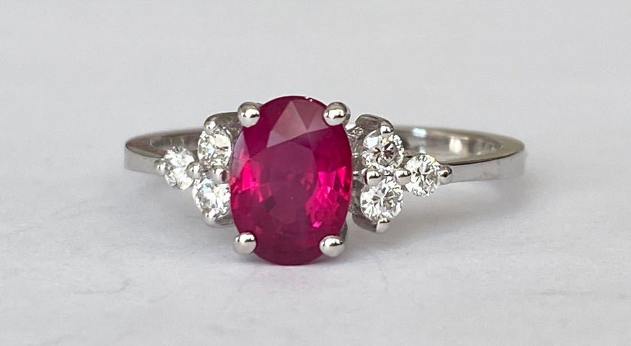 Bague 53 Bague de fiançailles en or blanc 18 ct, rubis et diamants 58 Facettes ring