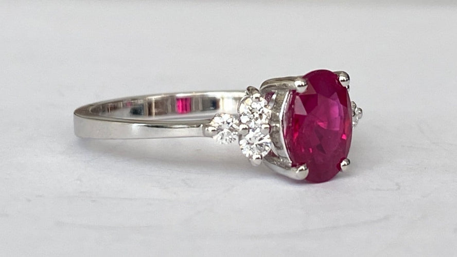 Bague 53 Bague de fiançailles en or blanc 18 ct, rubis et diamants 58 Facettes ring
