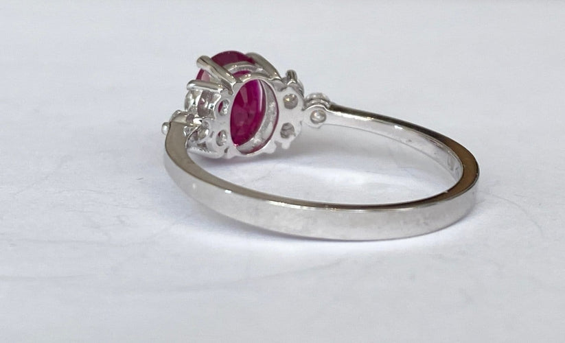 Bague 53 Bague de fiançailles en or blanc 18 ct, rubis et diamants 58 Facettes ring