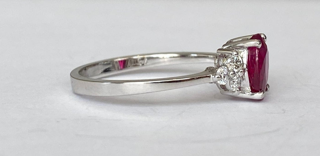 Bague 53 Bague de fiançailles en or blanc 18 ct, rubis et diamants 58 Facettes ring