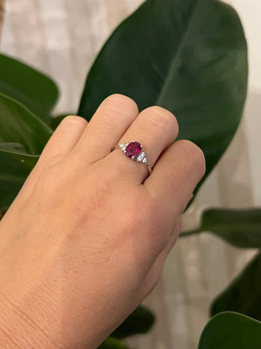Bague 53 Bague de fiançailles en or blanc 18 ct, rubis et diamants 58 Facettes ring