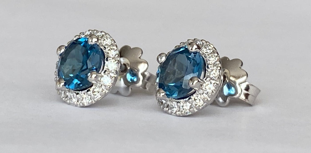 Boucles d'oreilles Boucles d'oreilles halo en or blanc, topazes London Blue et diamants 58 Facettes earrings