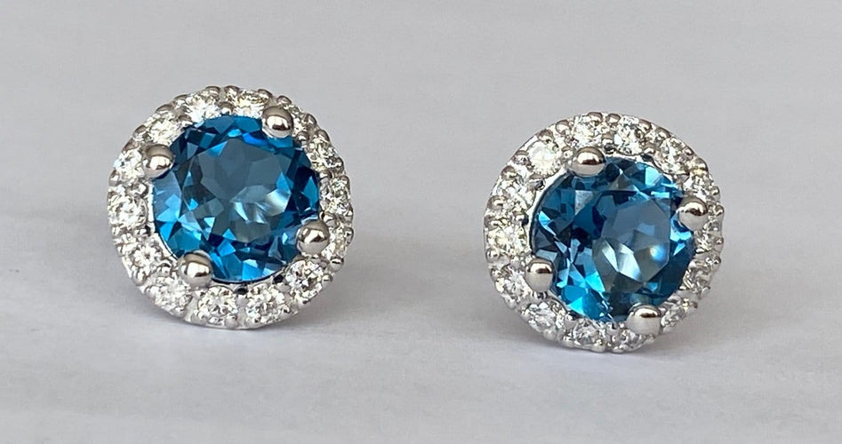 Boucles d'oreilles Boucles d'oreilles halo en or blanc, topazes London Blue et diamants 58 Facettes earrings