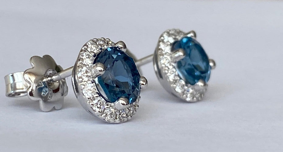 Boucles d'oreilles Boucles d'oreilles halo en or blanc, topazes London Blue et diamants 58 Facettes earrings