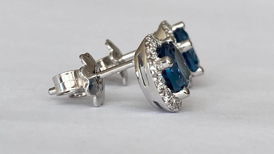 Boucles d'oreilles Boucles d'oreilles halo en or blanc, topazes London Blue et diamants 58 Facettes earrings