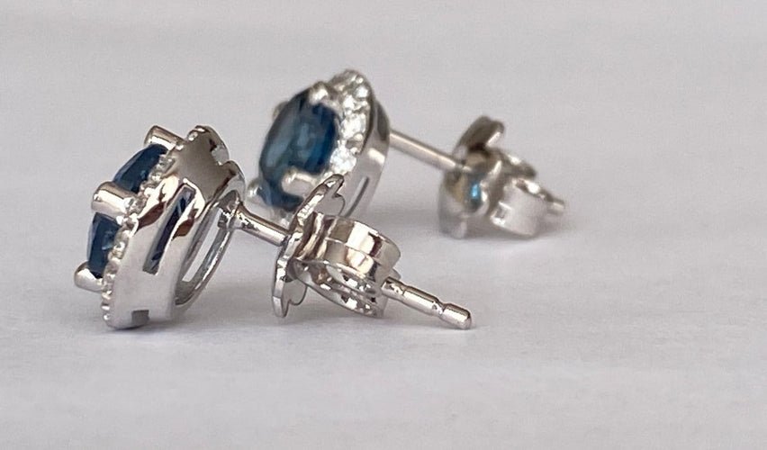 Boucles d'oreilles Boucles d'oreilles halo en or blanc, topazes London Blue et diamants 58 Facettes earrings
