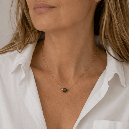 Collier Collier en or jaune avec perle de Tahiti et diamants 58 Facettes 10038/18