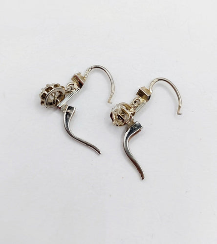 Boucles d'oreilles Dormeuses antiques - Boucles d'oreilles en or blanc et diamants 58 Facettes A07375
