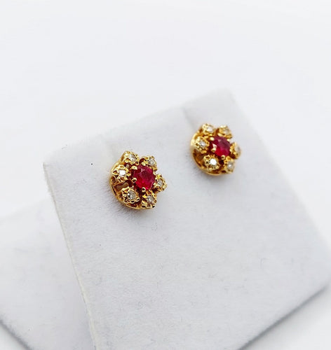 Boucles d'oreilles Puces d'oreilles marguerite vintage en or 18k, rubis et diamants 58 Facettes A04679