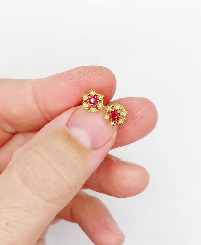 Boucles d'oreilles Puces d'oreilles marguerite vintage en or 18k, rubis et diamants 58 Facettes A04679