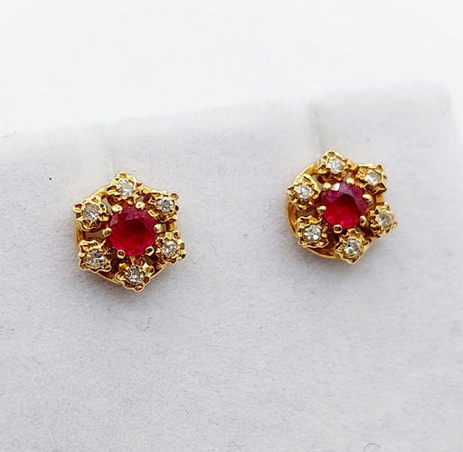Boucles d'oreilles Puces d'oreilles marguerite vintage en or 18k, rubis et diamants 58 Facettes A04679