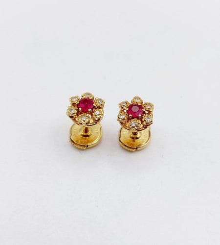 Boucles d'oreilles Puces d'oreilles marguerite vintage en or 18k, rubis et diamants 58 Facettes A04679