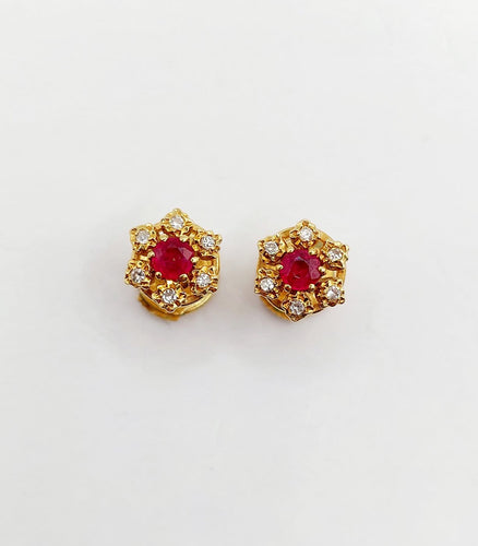 Boucles d'oreilles Puces d'oreilles marguerite vintage en or 18k, rubis et diamants 58 Facettes A04679