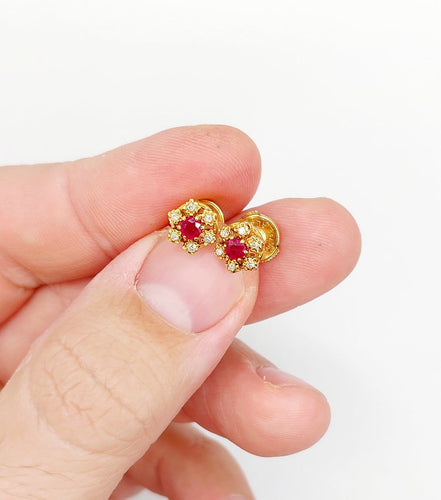 Boucles d'oreilles Puces d'oreilles marguerite vintage en or 18k, rubis et diamants 58 Facettes A04679