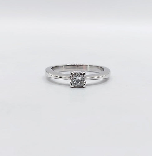 Bague 49 Bague solitaire vintage en or blanc 18k et diamant princesse 58 Facettes A07424