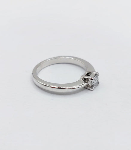 Bague 49 Bague solitaire vintage en or blanc 18k et diamant princesse 58 Facettes A07424