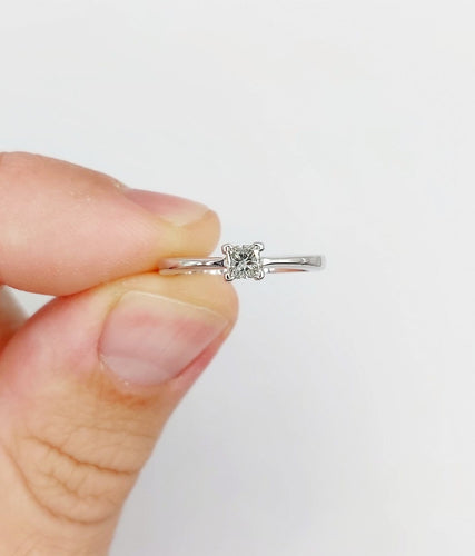 Bague 49 Bague solitaire vintage en or blanc 18k et diamant princesse 58 Facettes A07424
