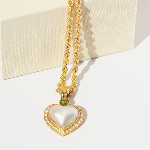 Pendentif Pendentif cœur en or jaune 750, perle Mabé, péridot et diamants 58 Facettes