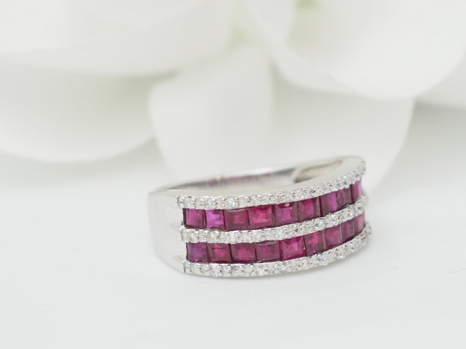 Bague 51 Bague en or blanc avec rubis calibrés et diamants 58 Facettes 33787