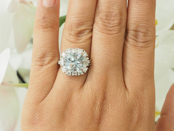Bague 53.5 Bague entourage en or blanc, aigue-marine et diamants 58 Facettes 33802