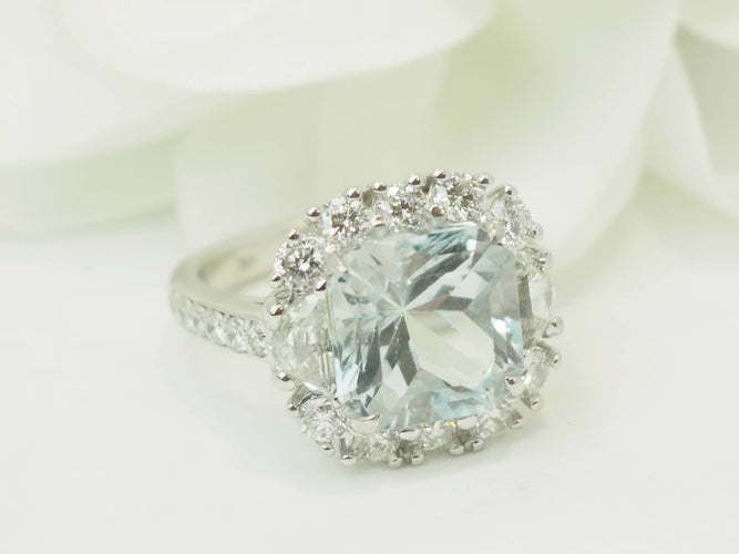 Bague 53.5 Bague entourage en or blanc, aigue-marine et diamants 58 Facettes 33802