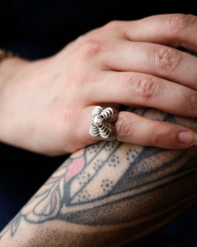 Bague 45 Bague dôme godronnée en or blanc 750 avec diamant taille ancienne 58 Facettes A12138