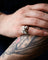 Bague 45 Bague dôme godronnée en or blanc 750 avec diamant taille ancienne 58 Facettes A12138