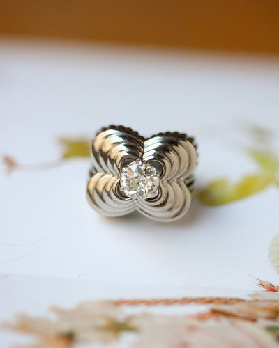 Bague 45 Bague dôme godronnée en or blanc 750 avec diamant taille ancienne 58 Facettes A12138