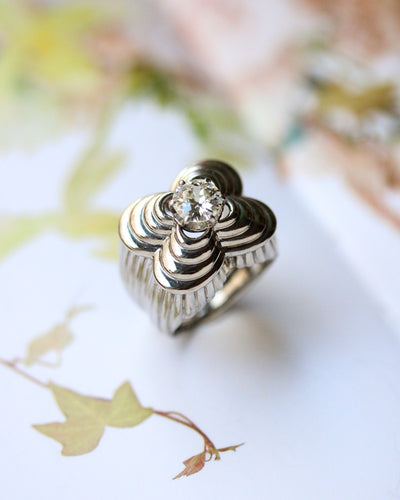Bague 45 Bague dôme godronnée en or blanc 750 avec diamant taille ancienne 58 Facettes A12138