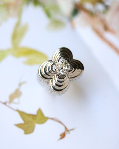 Bague 45 Bague dôme godronnée en or blanc 750 avec diamant taille ancienne 58 Facettes A12138